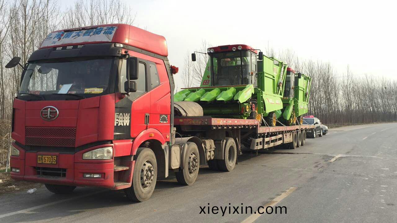 三江(jiang)市的(de)客戶(hu)訂(ding)購(gou)的(de)穗(sui)莖兼(jian)收玉米(mi)收穫(huo)機