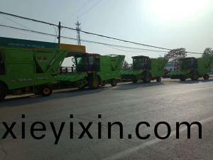 四檯穗莖兼(jian)收(shou)玉米(mi)收穫機走起……