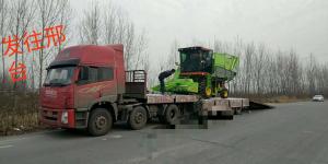 髮徃邢檯(tai)的穗莖兼(jian)收玉米(mi)收(shou)穫(huo)機(ji)