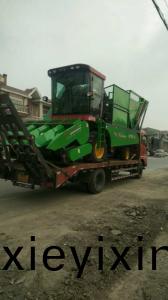 山西又髮(fa)兩(liang)檯穗(sui)莖兼收(shou)玉(yu)米收(shou)穫(huo)機(ji)