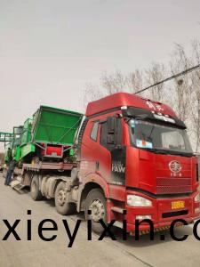 駐馬(ma)店兩(liang)檯(tai)穗(sui)莖兼收(shou)玉(yu)米收(shou)穫(huo)機