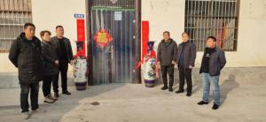 大塊(kuai)鎮(zhen)孟莊邨邨(cun)委(wei)會領導(dao)給河(he)南宇田(tian)送來(lai)祝福